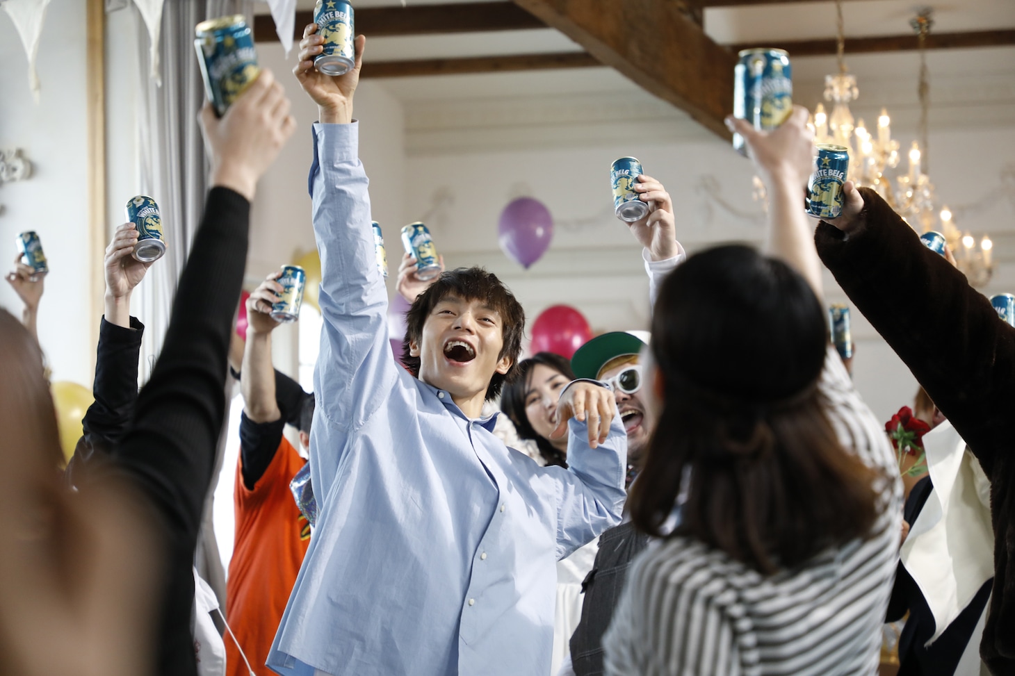 サッポロビール「サッポロ ホワイトベルグ」新CM「#NoBitterLife篇」のメイキング写真。