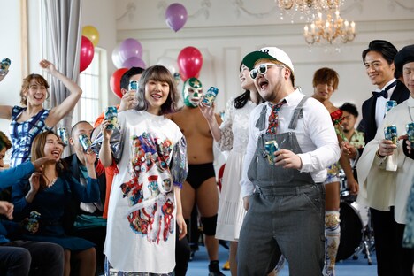 サッポロビール「サッポロ ホワイトベルグ」新CM「#NoBitterLife篇」のメイキング写真。