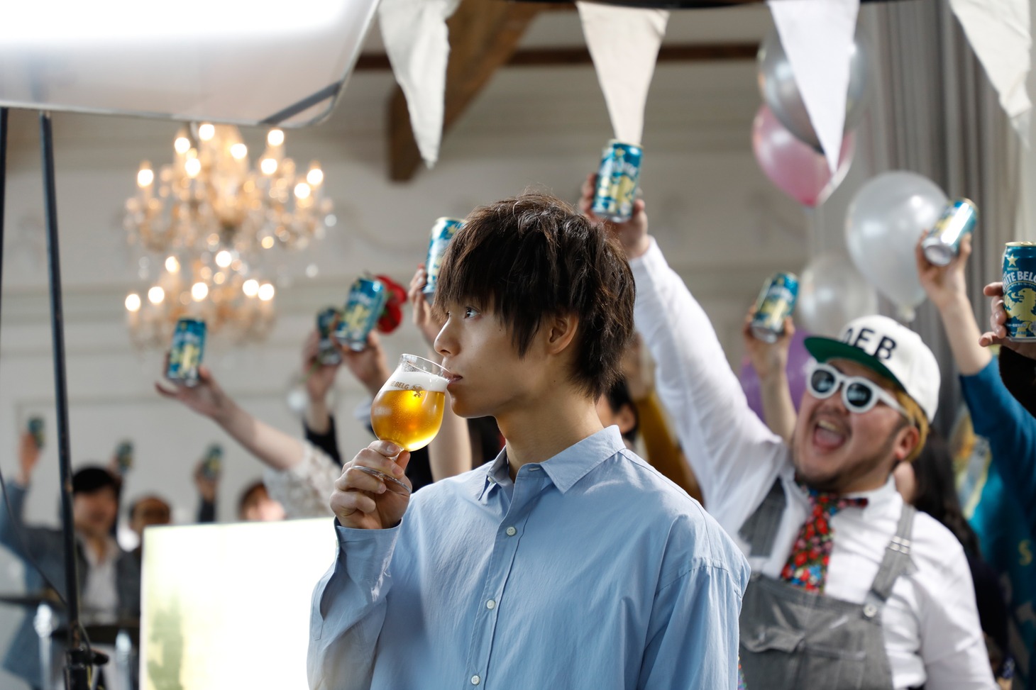 サッポロビール「サッポロ ホワイトベルグ」新CM「#NoBitterLife篇」のメイキング写真。