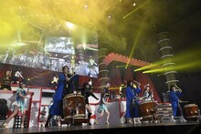 小熊倫実、村雲颯香、西村菜那子の太鼓の演奏に合わせて「RIVER」を披露するNGT48。(c)AKS
