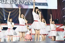 「世界はどこまで青空なのか？」を披露するNGT48。(c)AKS