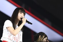 ファンに挨拶をするチームNIIIの副キャプテン・荻野由佳。