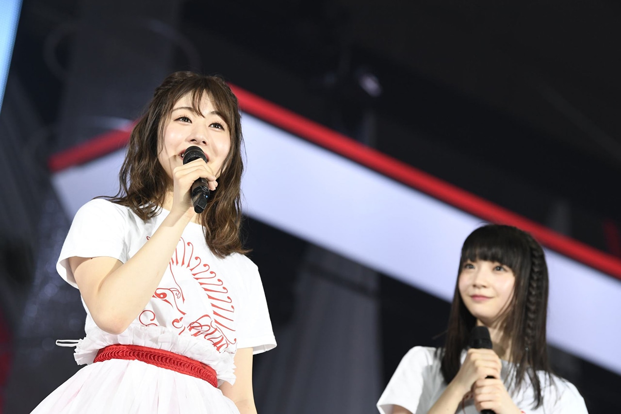 チームNIIIの新キャプテンに任命され、ファンに挨拶をする加藤美南（左）。