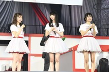 左から加藤美南、荻野由佳、北原里英。