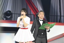 左から北原里英、今村悦朗支配人。