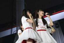 研究生メンバー昇格の発表に驚くNGT48メンバー。(c)AKS