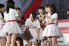 研究生メンバー昇格の発表に驚くNGT48メンバー。(c)AKS