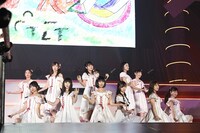 「友達でいましょう」を披露するNGT48チームNIII。(c)AKS