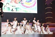 「友達でいましょう」を披露するNGT48チームNIII。(c)AKS