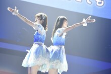 「てもでもの涙」を披露する西潟茉莉奈（左）、荻野由佳（右）。(c)AKS