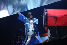 太鼓を叩く小熊倫実。(c)AKS