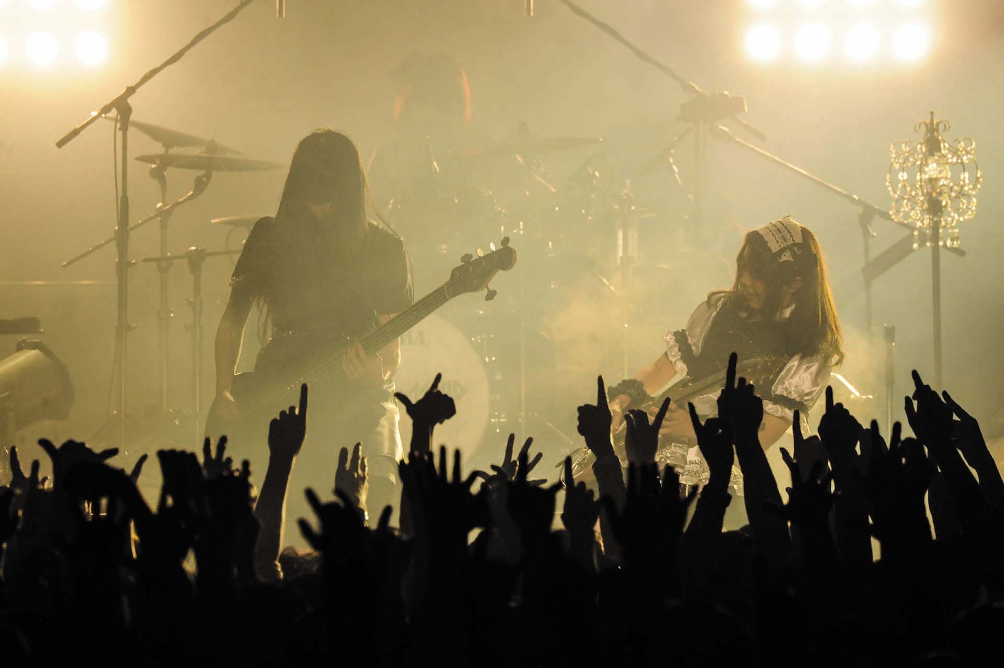 左からMISA（B）、KANAMI（G）。（Photo by MASANORI FUJIKAWA）