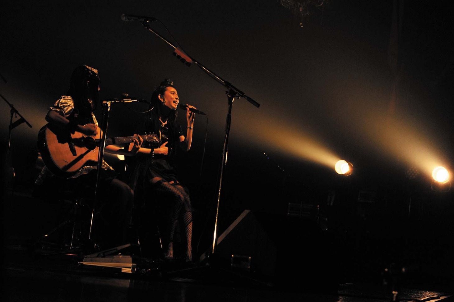 アコースティクセットのライブを行うKANAMI（G）と彩姫（Vo）。（Photo by MASANORI FUJIKAWA）