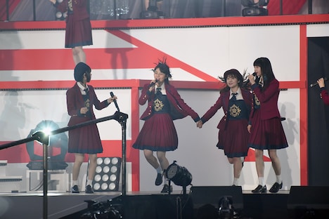 「春はどこから来るのか？」の曲中にステージに登場する本間日陽（左から2番目）と加藤美南（右から2番目）。