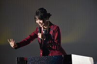 トロッコに乗る北原里英。