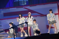 「青くさいロック」を披露する小熊倫実、中井りか、村雲颯香、山田野絵、中村歩加。