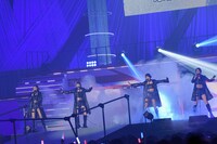 「Blue rose」を披露する長谷川玲奈、菅原りこ、北原里英、西村菜那子。