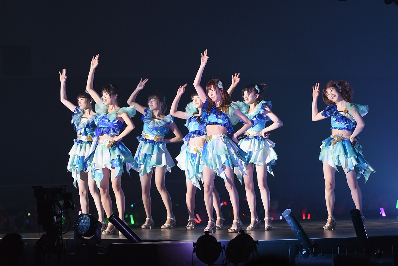 「パレオはエメラルド」を披露する北原里英、菅原りこ、太野彩香、西潟茉莉奈、山口真帆、高橋真生、中村歩加。