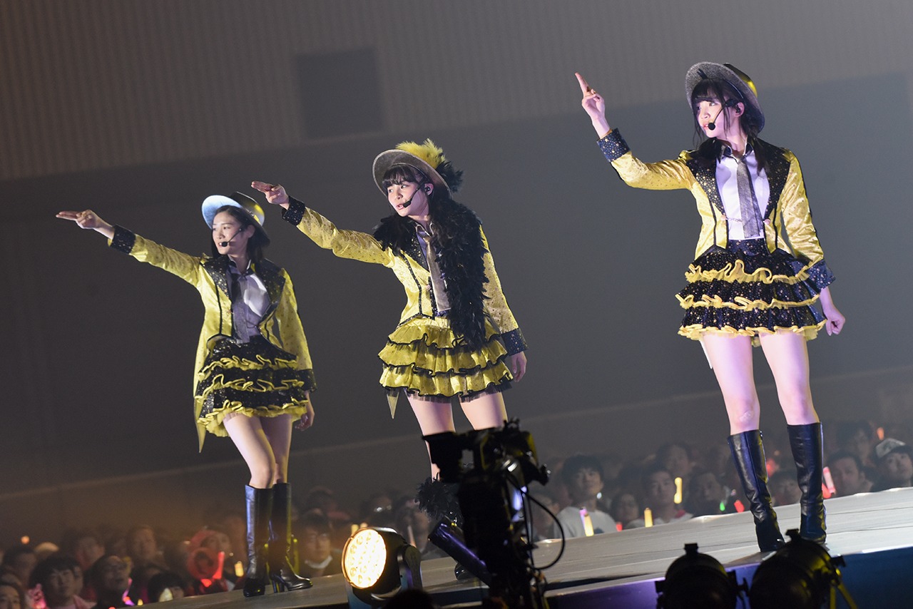 「Glory days」を披露する長谷川玲奈、本間日陽、奈良未遥。