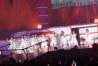 「友達でいましょう」を披露するNGT48チームNIII。