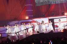 「友達でいましょう」を披露するNGT48チームNIII。