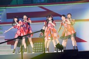 「反省ソーダ」を披露する荻野由佳、中井りか、長谷川玲奈、山田野絵、高橋真生、中村歩加。