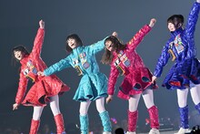 「あとで」を披露する奈良未遥、高倉萌香、加藤美南、菅原りこ。
