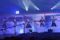 「Whatcha Gonna Do」を披露する村雲颯香、太野彩香、西潟茉莉奈、山口真帆、西村菜那子。