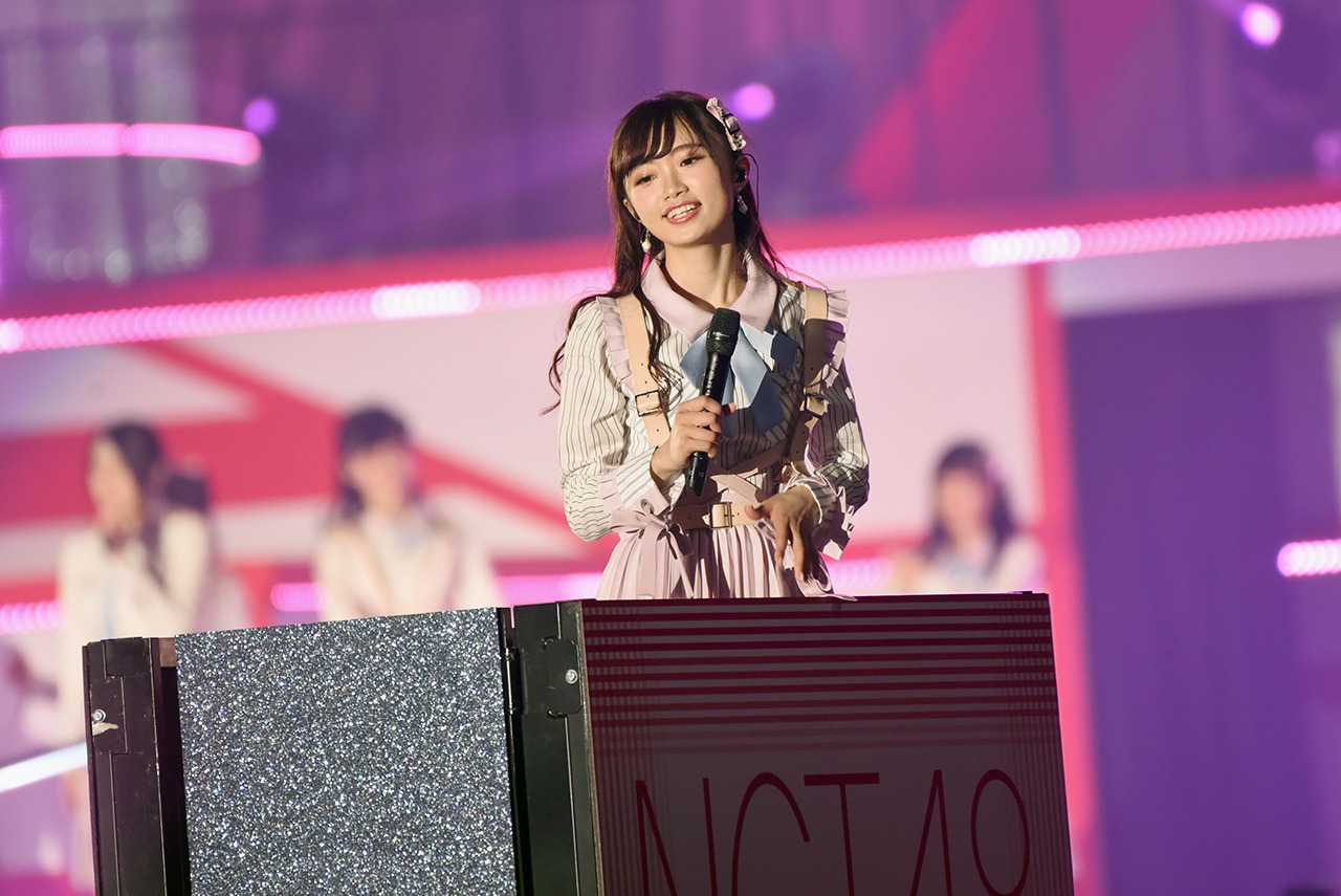トロッコに乗る中井りか。