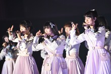 左から北原里英、荻野由佳、本間日陽。