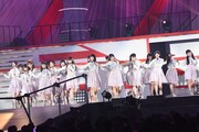 「青春時計」を披露するNGT48。