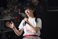 客席通路で歌う村雲颯香。