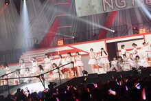「チームNGT推し」を披露するNGT48。