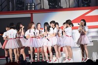 昇格の発表を聞いて感極まる研究生メンバー。