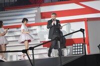 昇格メンバー発表の際に角ゆりあの名前を言い忘れ、北原里英（左から2番目）に怒られる今村悦朗支配人（右端）。