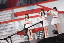 チームNIIIの新キャプテンに任命され、ファンに挨拶をする加藤美南（左端）。