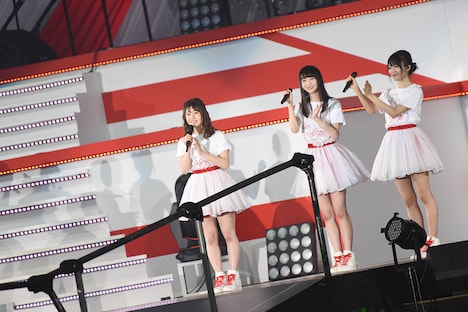 チームNIIIの新キャプテンに任命され、ファンに挨拶をする加藤美南（左端）。