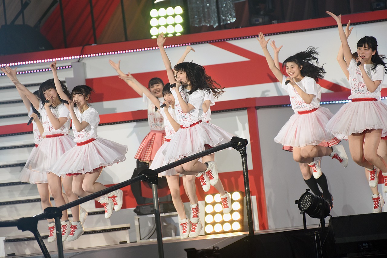 「世界はどこまで青空なのか？」を披露するNGT48。