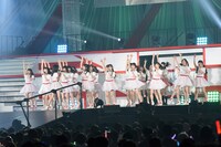 「世界はどこまで青空なのか？」を披露するNGT48。