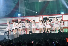 「世界はどこまで青空なのか？」を披露するNGT48。