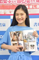 お気に入りのカットを紹介する岡田愛。