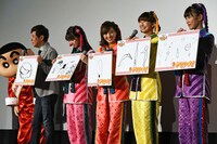 フリップに描いたイラストを披露する関根勤、佐々木彩夏、百田夏菜子、玉井詩織、高城れに。