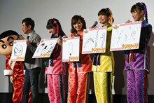 フリップに描いたイラストを披露する関根勤、佐々木彩夏、百田夏菜子、玉井詩織、高城れに。