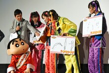 関根勤が百田夏菜子のイラストを指差しながら語る様子。