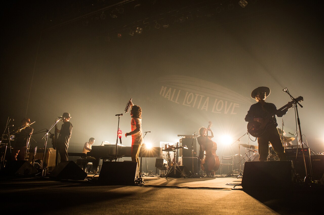 4月13日にフェスティバルホールで行われた「HALL LOTTA LOVE ～ホールに溢れる愛を～」大阪公演の様子。（撮影：仁礼博）