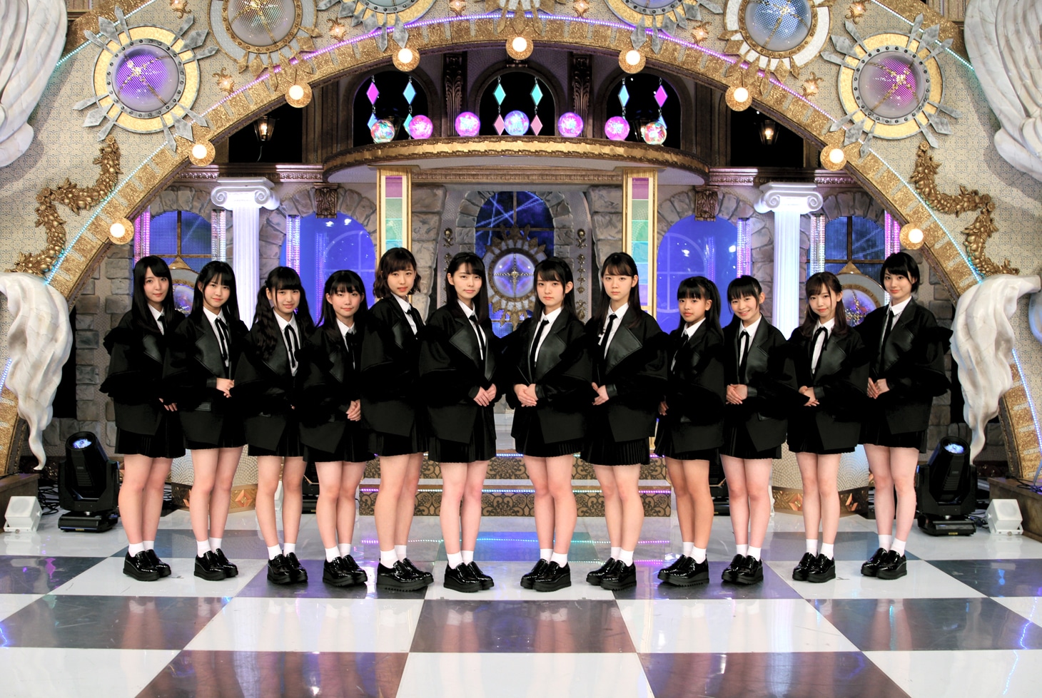 左から小田中穂、上水口姫香、町田穂花、木崎千聖、高橋美海、篠原望、水野舞菜、篠田萌、山本琉愛、延命杏咲実、畑美紗起、河田梨帆。(c)テレビ朝日