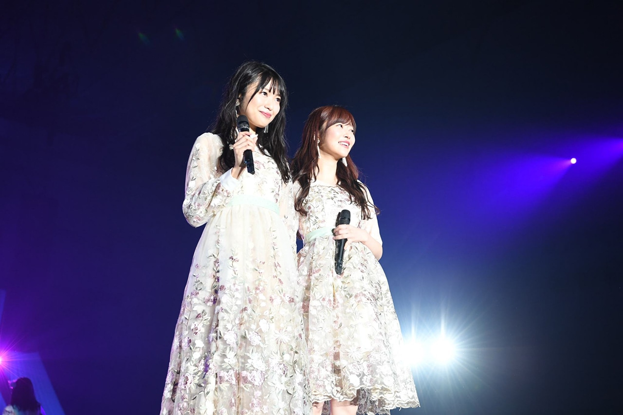 左から北原里英、指原莉乃。(c)AKS