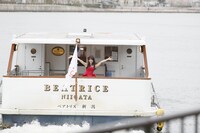 船に乗って去っていく北原里英。(c)AKS