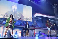 「僕たちの地球」を披露する北原里英、大家志津香、宮崎美穂からなるkissの天ぷら。(c)AKS