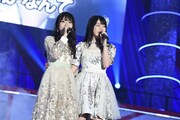 「夕陽を見ているか？」を歌う北原里英（左）、横山由依（右）。(c)AKS